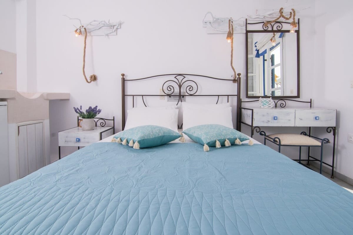 Standard Double Room, 1 Double Bed | 1 bedroom, in-room safe, laptop workspace, iron/ironing board