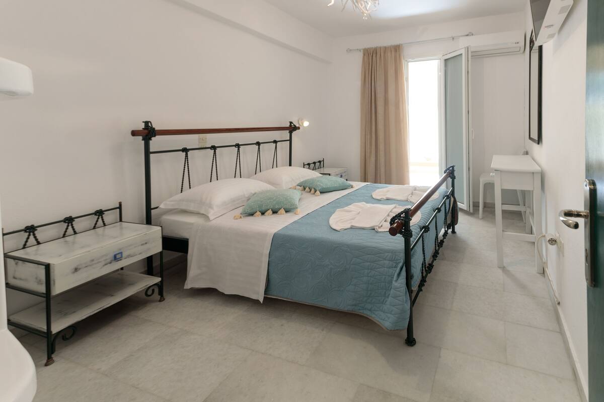 Apartment, 2 Bedrooms ( Semi-basement ) | 객실 내 금고, 노트북 작업 공간, 다리미/다리미판, 무료 WiFi