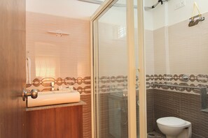 Habitación estándar | Baño | Amenidades de baño gratuitas y toallas 