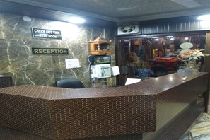 ฝ่ายต้อนรับ