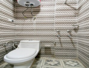 ห้องดับเบิล, เตียงควีนไซส์ 1 เตียง | ห้องน้ำ | ของใช้ในห้องน้ำฟรี, ผ้าเช็ดตัว