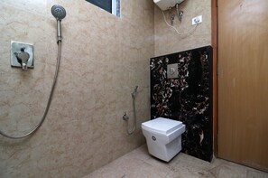 Deluxe Double or Twin Room, 1 King Bed | Bathroom | Free toiletries, towels