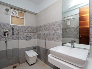 Deluxe Double or Twin Room, 1 King Bed | Bathroom