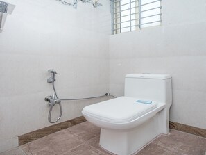 Habitación estándar | Baño | Amenidades de baño gratuitas y toallas 