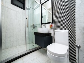 Standard Room | Bathroom | Free toiletries, towels - OYO Townhouse 069 Civil Lines (Gurugram)