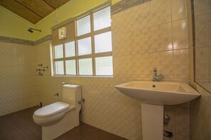 Suite, 1 King Bed | Bathroom | Free toiletries, towels
