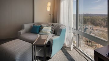 客房, 1 张特大床, 城市景观 (Mobility/Hearing Accessible, Tub) | 办公桌、熨斗/熨衣板、免费婴儿床、折叠床/加床(额外收费)