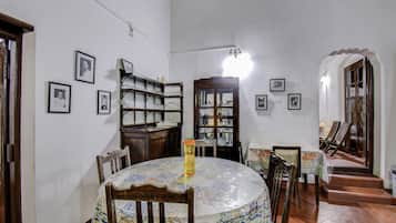Standard Room | In-room dining