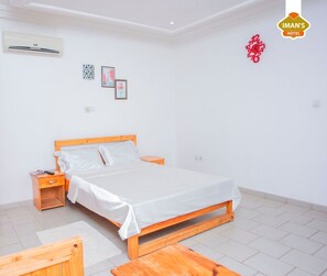 Desk, soundproofing, free WiFi, bed sheets - Iman's Hotel Boundiali (Boundiali)