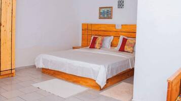 Skrivebord, lydisolert, wi-fi (inkludert) og sengetøy