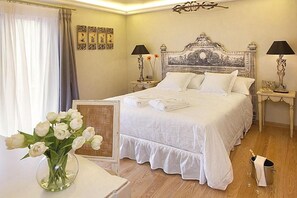 Minibar, värdeförvaringsskåp på rummet och mörkläggningsgardiner