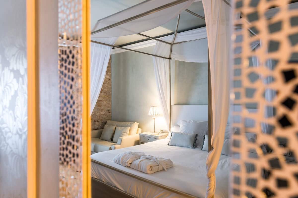 Deluxe Double Room | Minibar, in-room safe, blackout drapes, soundproofing