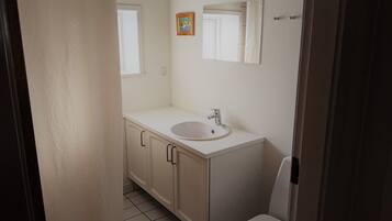 Ducha, artículos de tocador gratuitos, secador de pelo, toallas