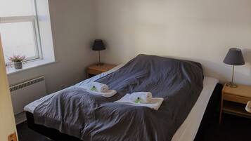 Muebles diferentes y ropa de cama