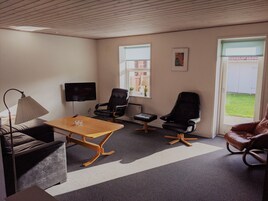 Apartamento Confort | Zona de estar | Televisión de 32 pulgadas con canales por satélite