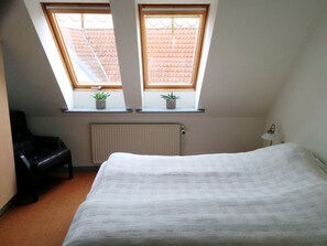 Habitación básica, no fumadores | Mobiliario individual y ropa de cama