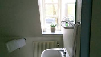 Quarto básico, para não fumantes | Banheiro | Chuveiro, produtos de toalete grátis