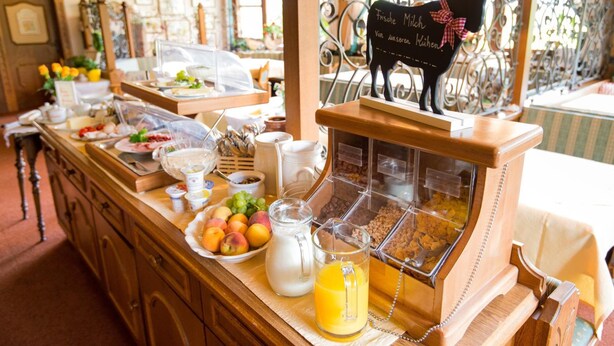 A breakfast buffet with a variety of food items, a milk jug, and a juice pitcher. - Pension Grubenhof (Fulpmes)