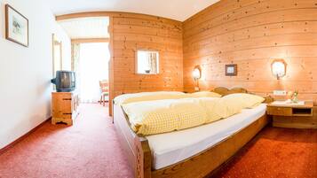 Traditional Double Room, 1 King Bed with Sofa bed, Non Smoking, Mountain View | Free cots/infant beds, free WiFi