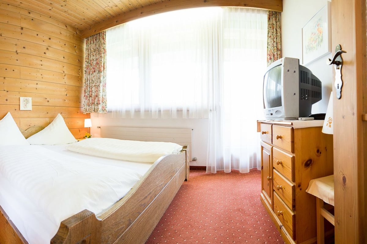 Traditional Apartment, 1 Queen Bed, Non Smoking, Mountain View | Cribs (free), WiFi (free)