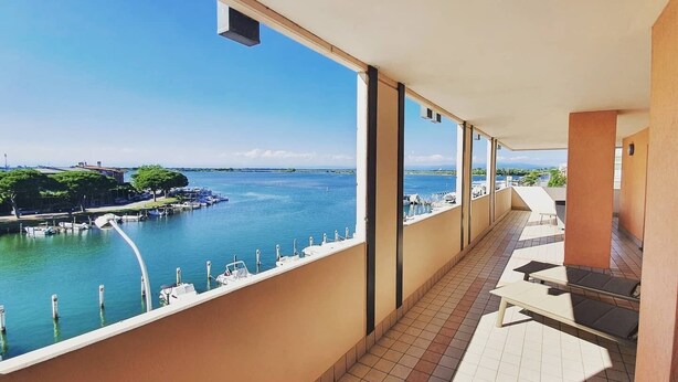 A balcony with a view of a marina and the sea. - ApartHotel Capitol (Grado)