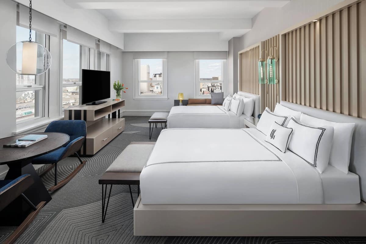 Luxe beddengoed, een kluis op de kamer, een bureau