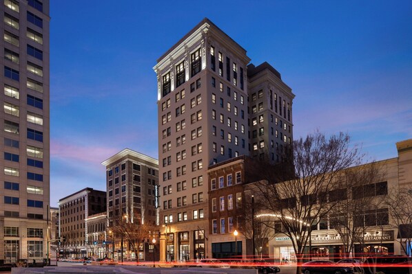 A multi-story hotel with a classic architectural style, featuring a central entrance with a glass facade and a series of windows on each floor. - Glass Light Hotel & Gallery, Autograph Collection (Norfolk)