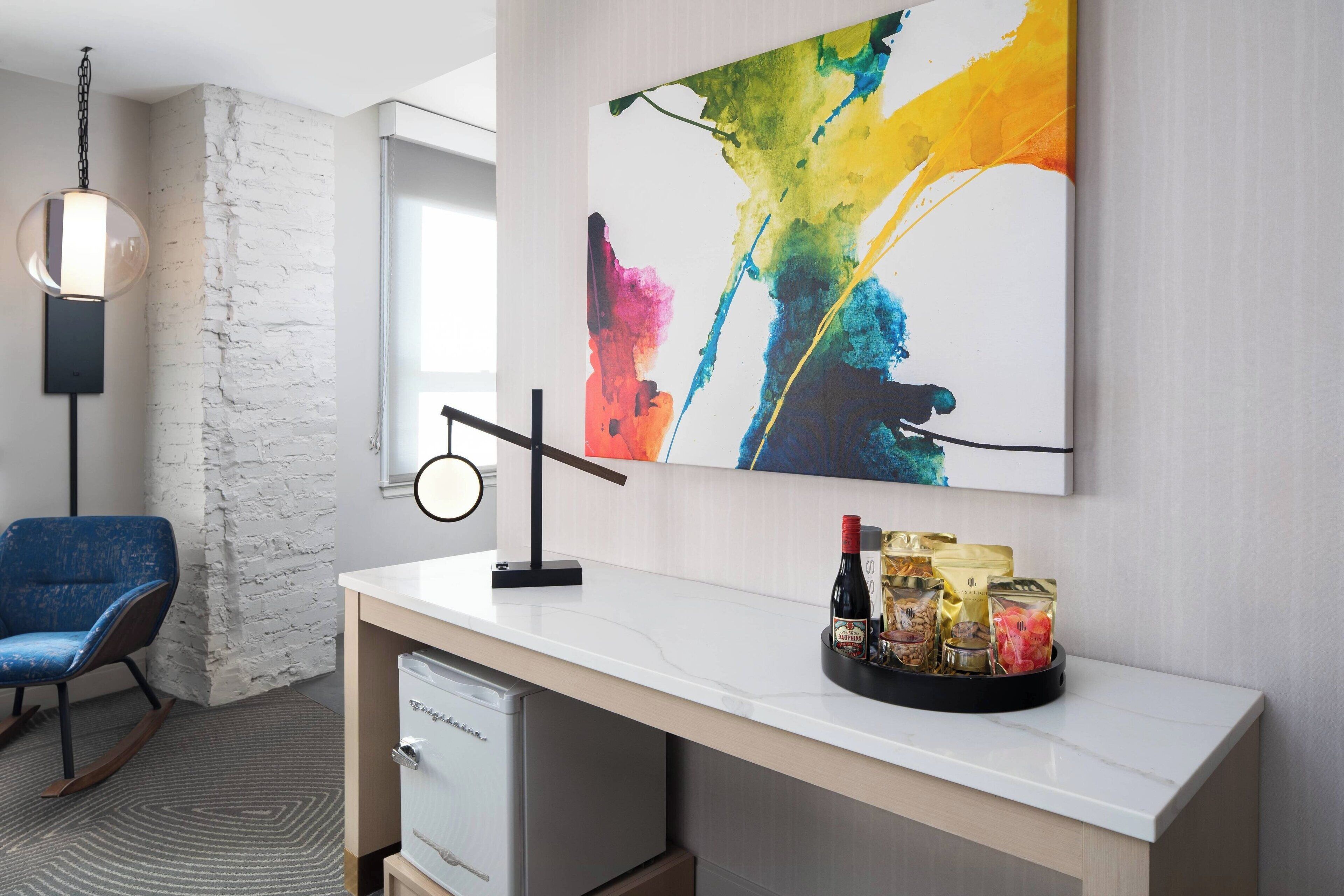 deluxe room, 1 king bed, city view, corner | bar (on property)