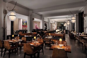 Breakfast and dinner served - Glass Light Hotel & Gallery, Autograph Collection (Norfolk)