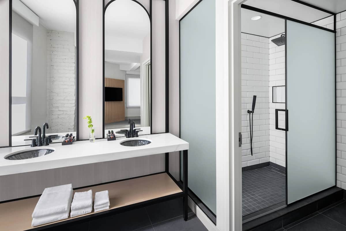 Een douche, een regendouche, designer toiletartikelen, een haardroger