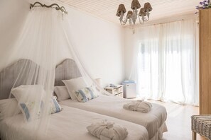 Frigobar, cofres nos quartos, individualmente decorados