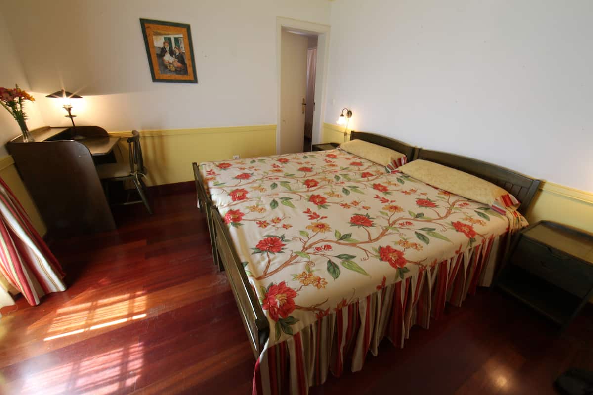Habitación con 2 camas individuales, 2 camas individuales, vista a la montaña | Escritorio y ropa de cama