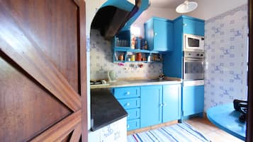 Lemari es di ruangan bersama dan microwave di ruangan umum