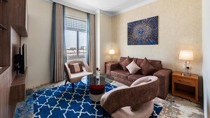 ملاءات من القطن المصري وأغطية فراش متميزة وخزنة داخل الغرفة ومكتب