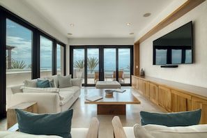 Deluxe Apartment, 2 Bedrooms, Sea View | Living room
