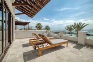 Apartamento Deluxe, 2 habitaciones, vistas al mar | Terraza o patio
