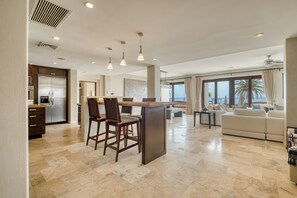 华丽公寓, 1 间卧室, 海景 | 客厅 | 55-英寸等离子电视 （配备数码频道）、电视