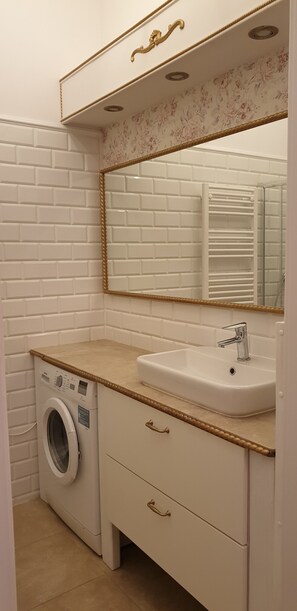 頂級公寓 | 浴室 | 淋浴設備、淋浴花灑、毛巾