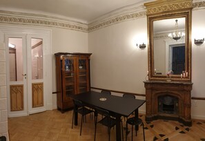 頂級公寓 | 客廳 | 平面電視、壁爐