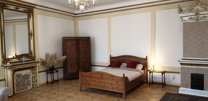 بديكورات فريدة لكل غرفة وطراز فريد لكل وحدة وستائر تعتيم ومكواة/لوح كي