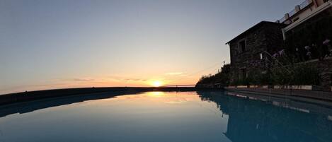 Piscine extérieure, chaises longues