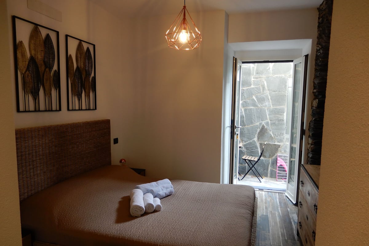 Double Room, Private Bathroom | WiFi (free), bed sheets