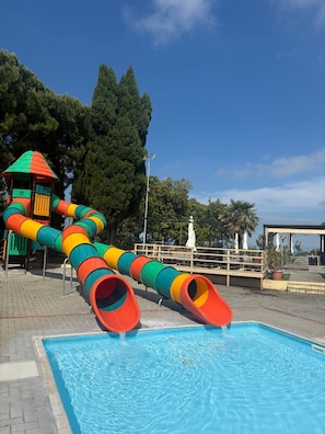Seasonal outdoor pool, open 9:00 AM to 7:00 PM, pool umbrellas - Hotel MarYsierra (San Costanzo)