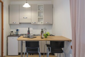 Family Bungalow | Private kitchen | Stovetop, cookware/dishes/utensils, freezer - Hotel MarYsierra (San Costanzo)
