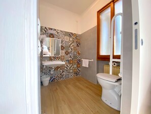 Chambre Quadruple, plusieurs lits, accessible aux personnes à mobilité réduite | Salle de bain