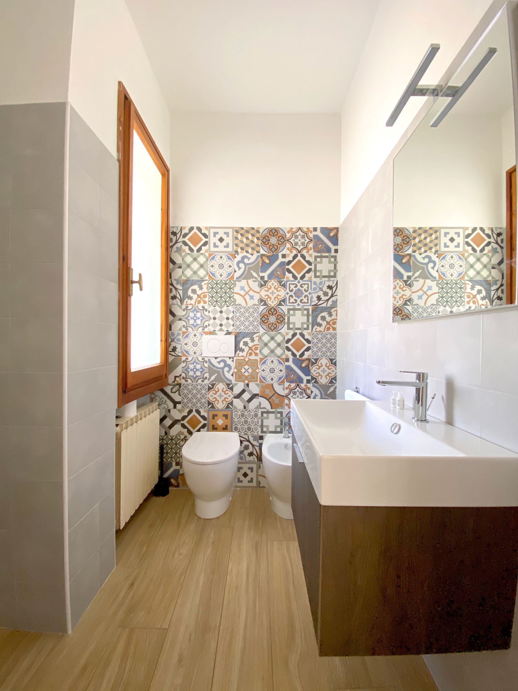 A bathroom with a toilet, bidet, and sink.