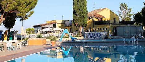 Piscina stagionale all'aperto, ombrelloni da piscina, lettini