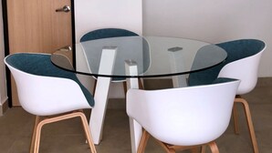 Premium-Apartment, Mehrere Betten, barrierefrei, Gartenblick | Essbereich im Zimmer