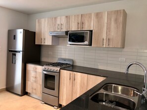 Condo Premium, varias camas, con acceso para personas discapacitadas, vista al jardín | Cocina privada | Refrigerador con congelador, microondas, horno y parrilla de estufa 