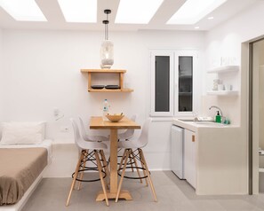 デラックス トリプルルーム | 専用キッチン | 冷蔵庫、コンロ、コーヒー / ティーメーカー、電気ポット